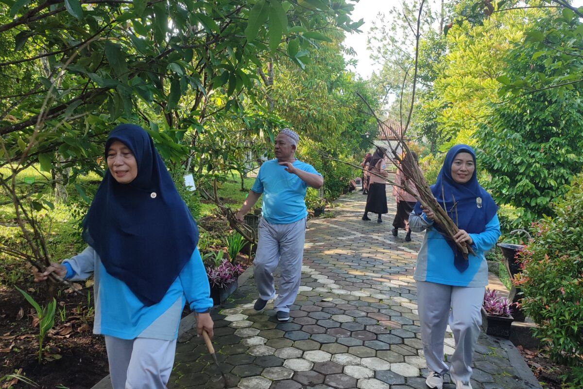 Jumat Sehat dan Jumat Gemilang di SMAN 1 Dampit: Mencintai dan Peduli Lingkungan Bersama