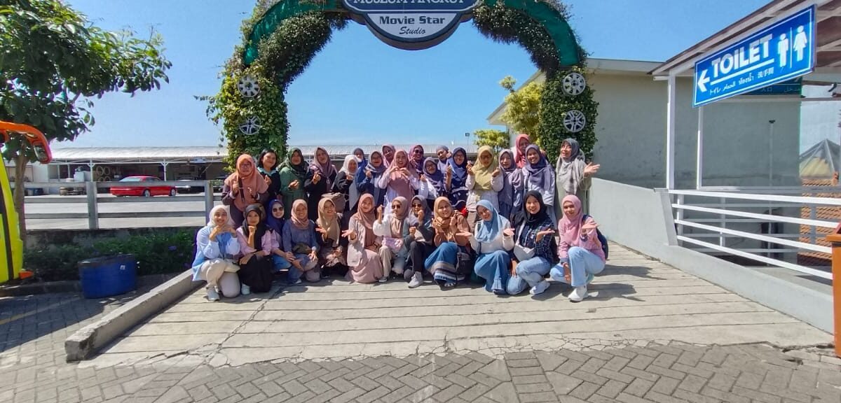 PERTEMUAN RUTIN DAN OUTBOUND KELUARGA BESAR DHARMA WANITA PERSATUAN SMAN DAMPIT DI BATU