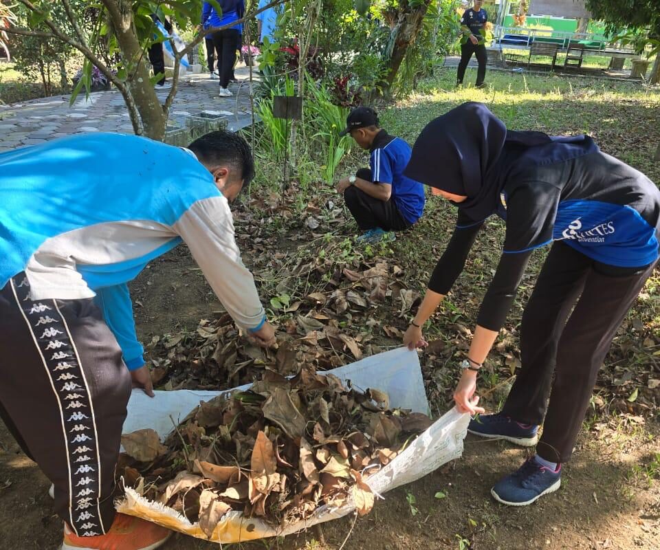 PERAYAAN HUT AREMA KE-37 DI SMAN 1 DAMPIT: SEMANGAT JUMAT BERSIH DAN MERAWAT LINGKUNGAN