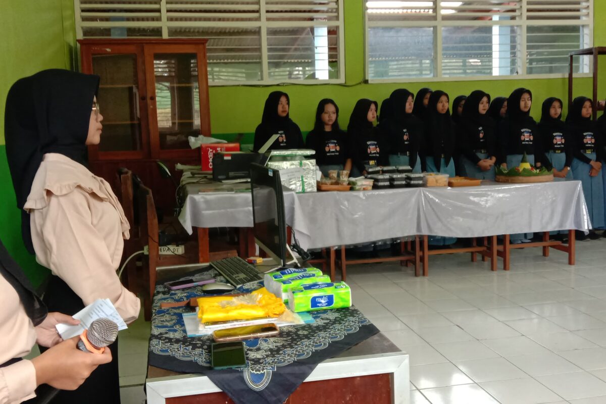 PEMBUKAAN DT MART SMAN 1 DAMPIT: MENGINTEGRASIKAN PENDIDIKAN DAN KEWIRAUSAHAAN UNTUK MASA DEPAN