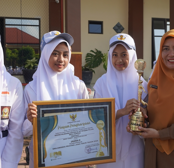 SMAN 1 DAMPIT GELAR UPACARA BENDERA DAN DEKLARASI SEKOLAH RAMAH ANAK, SERTA APRESIASI SISWA BERPRESTASI