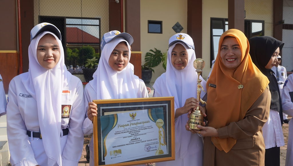 SMAN 1 DAMPIT GELAR UPACARA BENDERA DAN DEKLARASI SEKOLAH RAMAH ANAK, SERTA APRESIASI SISWA BERPRESTASI